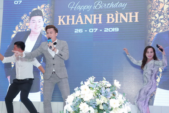 Ca sĩ Khánh Bình, sao việt