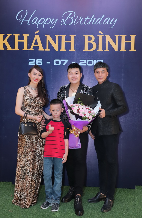 Ca sĩ Khánh Bình, sao việt