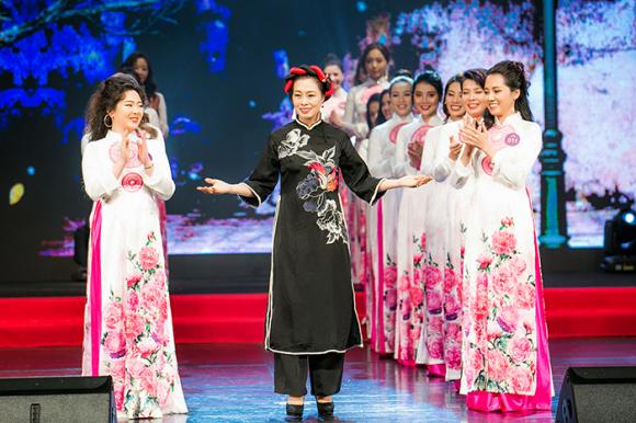 ao-dai-nam-phuong-13-ngoisao.vn-w700-h466 2 Ntk nam phương,bộ sưu tập quốc sắc thiên hương,áo dài nam phương