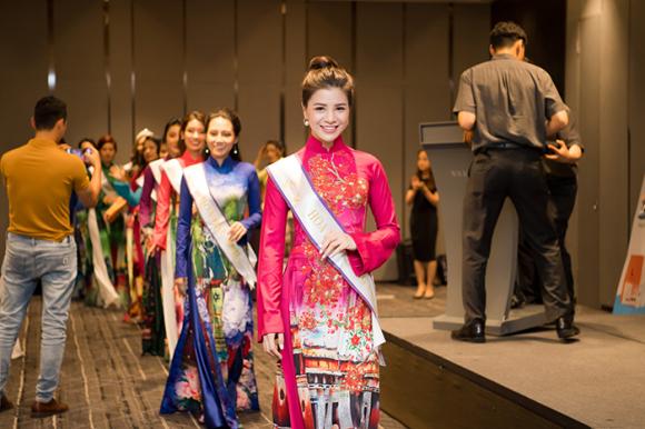 ao-dai-nam-phuong-8-ngoisao.vn-w700-h467 7 Ntk nam phương,bộ sưu tập quốc sắc thiên hương,áo dài nam phương