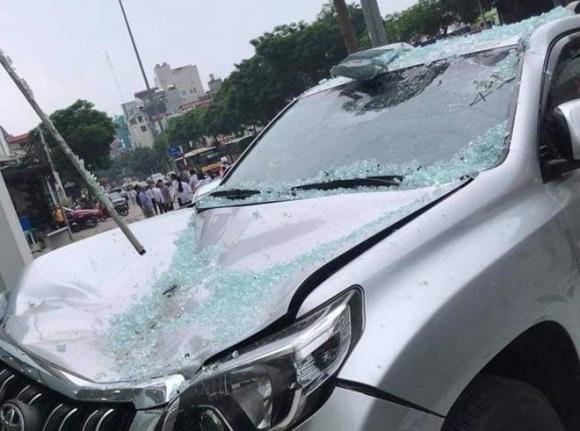 tai nạn hy hữu, showroom ô tô, lái xe, Long Biên, Hà Nội 