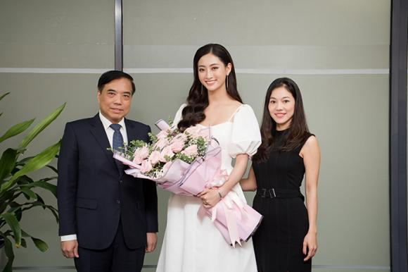hh-luong-thuy-linh-ve-truong-11-ngoisao.vn-w700-h467 0 Lương Thuỳ Linhm ,Miss World Việt Nam 2019, Hoa hậu Thế giới Việt Nam 2019, sao Việt