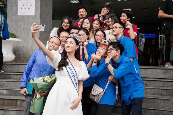 hh-luong-thuy-linh-ve-truong-3-ngoisao.vn-w700-h467 1 Lương Thuỳ Linhm ,Miss World Việt Nam 2019, Hoa hậu Thế giới Việt Nam 2019, sao Việt