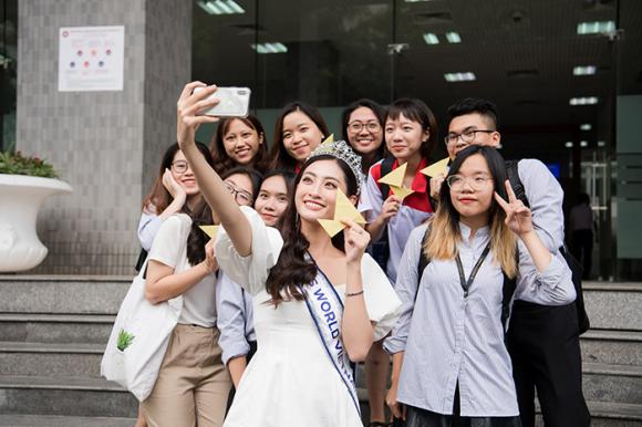 hh-luong-thuy-linh-ve-truong-5-ngoisao.vn-w700-h467 0 Lương Thuỳ Linhm ,Miss World Việt Nam 2019, Hoa hậu Thế giới Việt Nam 2019, sao Việt