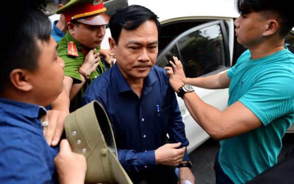 Nguyễn Hữu Linh, Dâm ô trẻ em, Sàm sỡ bé gái trong thang máy