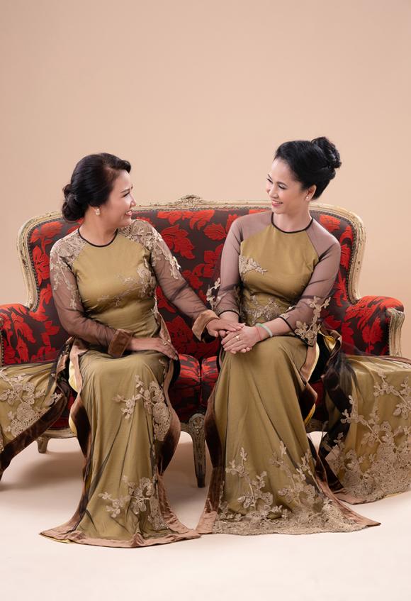 Hai bà 'mẹ chồng quốc dân' Lan Hương - Ngân Quỳnh trong áo dài đôi của NTK Đức Hùng 2 đức hùng, lan hương, ngân quỳnh, áo dài