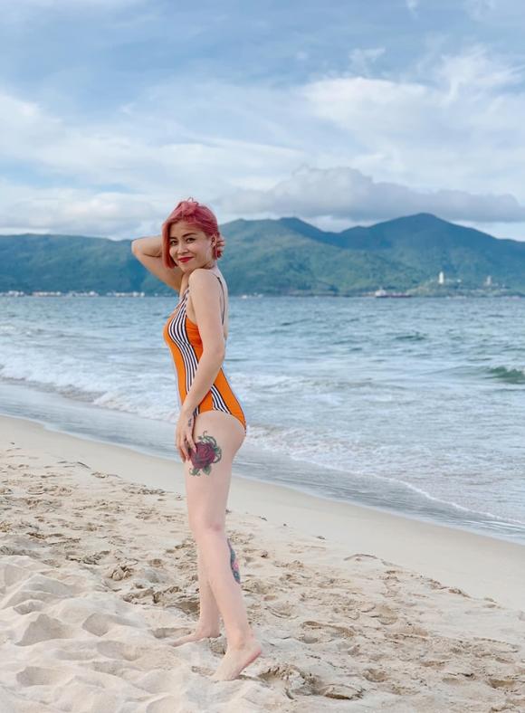 BTV Nguyễn Hoàng Linh chói nhất bãi biển khi diện bikini màu sắc trong chuyến du lịch Đà Nẵng