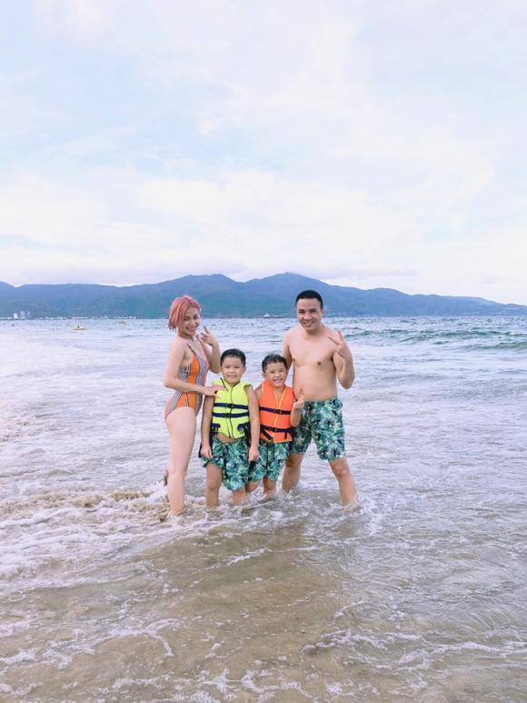 BTV Nguyễn Hoàng Linh chói nhất bãi biển khi diện bikini màu sắc trong chuyến du lịch Đà Nẵng