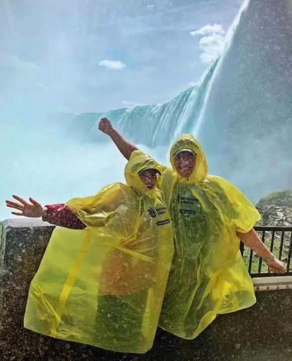 Vợ chồng Hồ Hạnh Nhi trải nghiệm cảm giác ướt đẫm khi tới thăm thác nước hùng vĩ Niagara