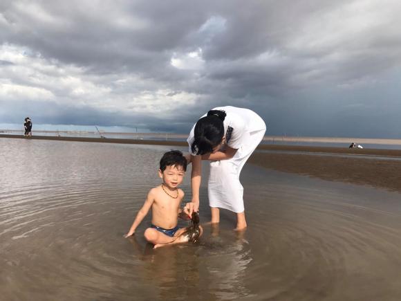 Vợ chồng Kỳ Hân đưa con trai về vùng biển hoang sơ để tận hưởng sự bình yên