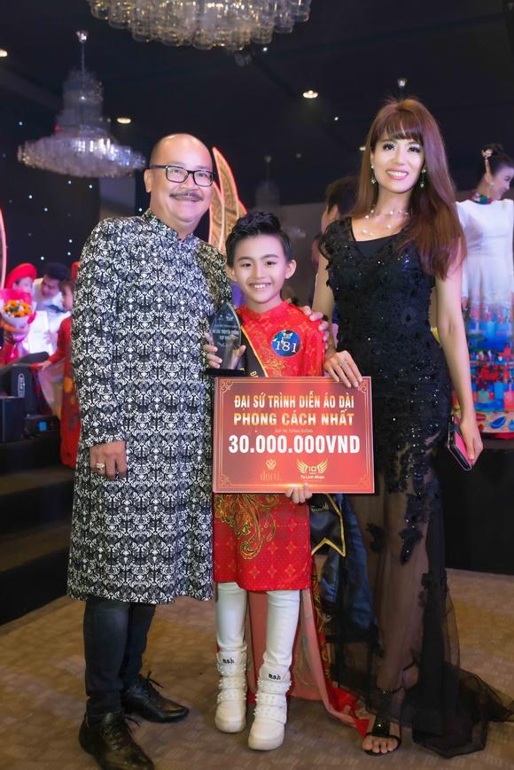 Hot boy nhí Quốc Vũ, áo dài Dorri, NTK Tạ Linh Nhân