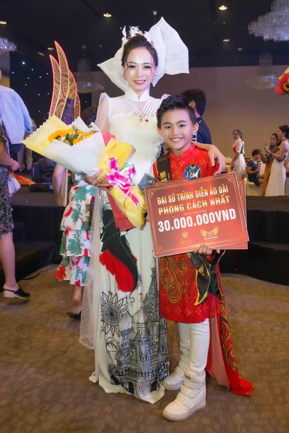 Hot boy nhí Quốc Vũ, áo dài Dorri, NTK Tạ Linh Nhân