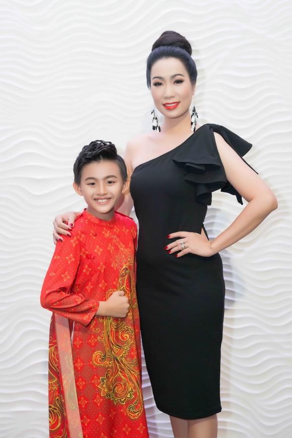 Hot boy nhí Quốc Vũ, áo dài Dorri, NTK Tạ Linh Nhân