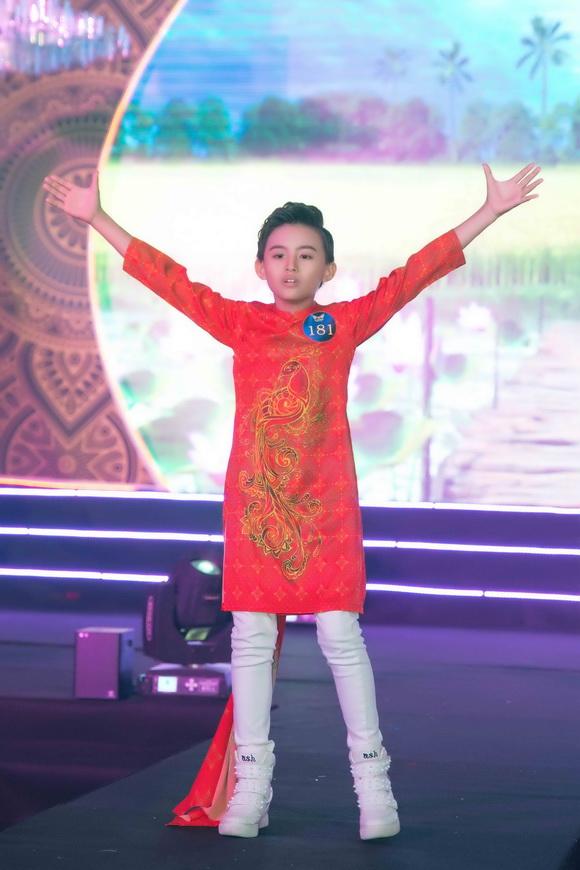 Hot boy nhí Quốc Vũ, áo dài Dorri, NTK Tạ Linh Nhân