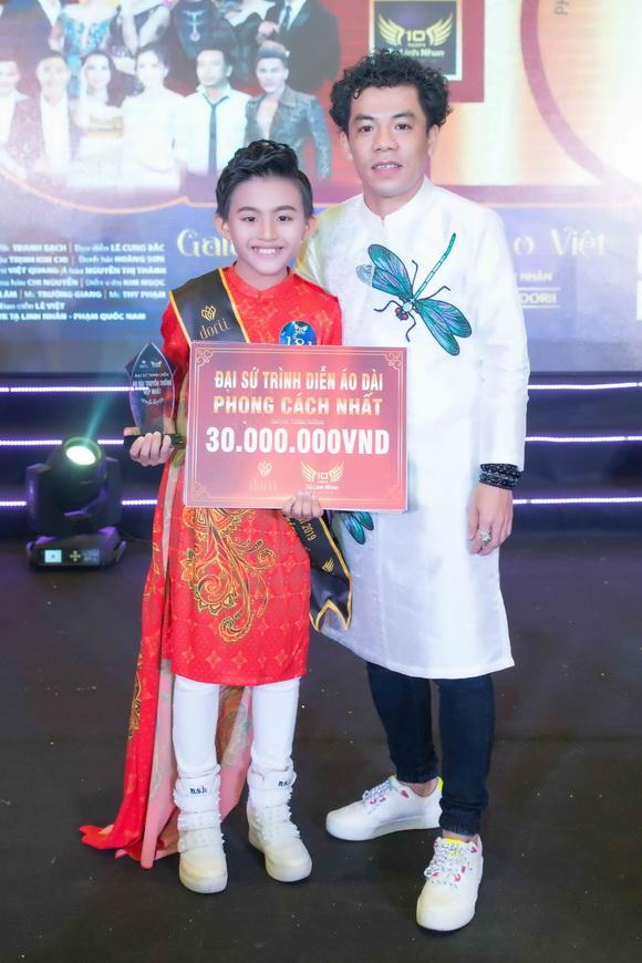 Hot boy nhí Quốc Vũ, áo dài Dorri, NTK Tạ Linh Nhân