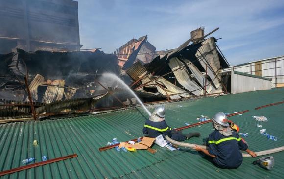 cháy lớn, cháy công ty bóng đèn phích nước rạng đông, cháy lớn ở Hà Nội