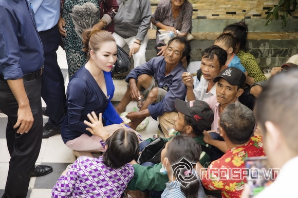 Hoa hậu Bùi Thị Hà, Bùi Thị Hà phát gạo cho người nghèo