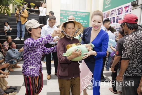 Hoa hậu Bùi Thị Hà, Bùi Thị Hà phát gạo cho người nghèo