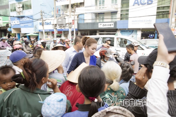 Hoa hậu Bùi Thị Hà, Bùi Thị Hà phát gạo cho người nghèo