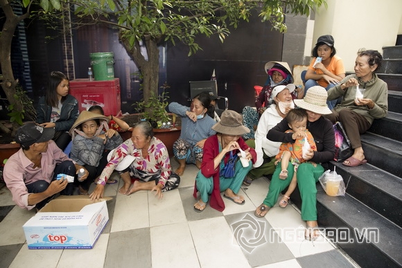 Hoa hậu Bùi Thị Hà, Bùi Thị Hà phát gạo cho người nghèo