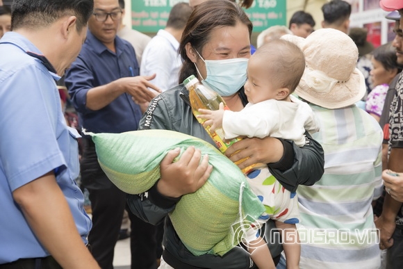 Hoa hậu Bùi Thị Hà, Bùi Thị Hà phát gạo cho người nghèo