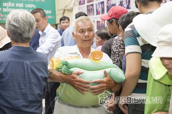 Hoa hậu Bùi Thị Hà, Bùi Thị Hà phát gạo cho người nghèo