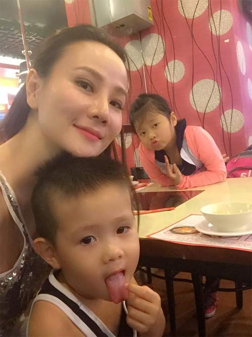 Dương Yến Ngọc có hai con. Hiện con gái đang học ở Mỹ, con trai sống với cô.