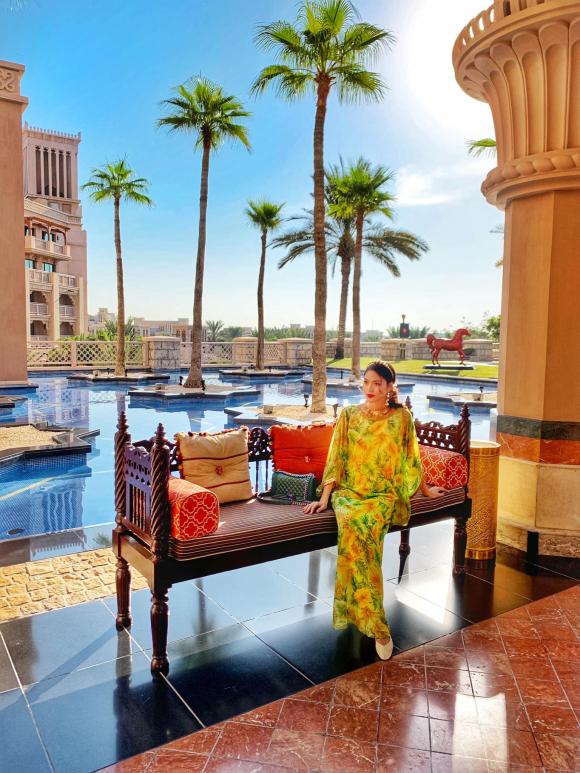 Bầu bí tháng thứ 7, Lan Khuê tự tin diện trang phục rực rỡ du lịch Dubai