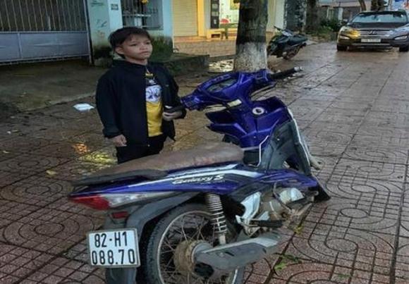 bé đi xe lạc ở Đắc Lắc, đi lạc ở tây nguyên, em bé đi xe lạc