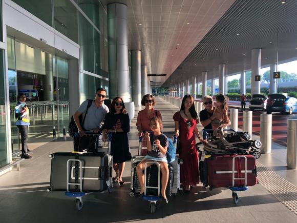 Phạm Quỳnh Anh đưa hai con cùng người thân đi du lịch Singapore