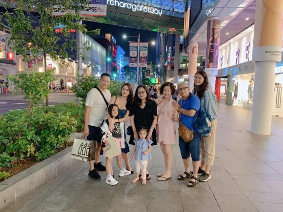 Phạm Quỳnh Anh đưa hai con cùng người thân đi du lịch Singapore