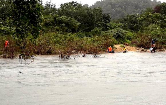 nam thanh niên mất tích, nam thanh nhiên bị lũ cuốn trôi, nam thanh niên mất tích trên sông