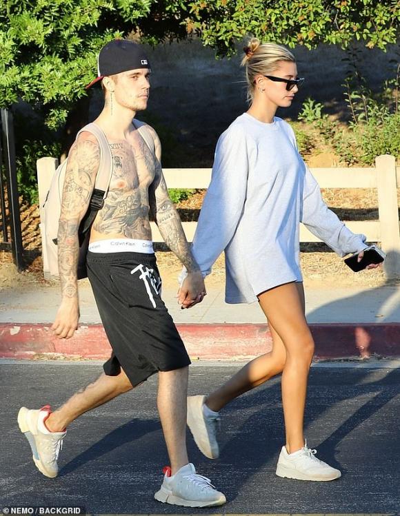 Ăn mặc tiết kiệm vải như nhà Justin Bieber: Chồng không áo, vợ lại giấu quần