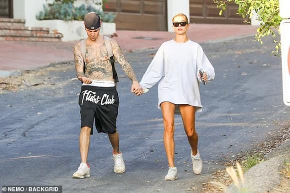 Ăn mặc tiết kiệm vải như nhà Justin Bieber: Chồng không áo, vợ lại giấu quần