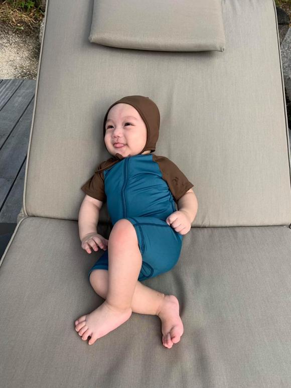 Siêu mẫu Phạm Ngọc Thạch diện bikini gợi cảm sau hơn 5 tháng sinh con thứ hai