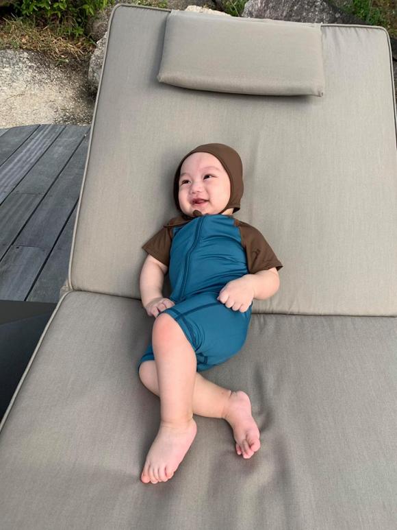 Siêu mẫu Phạm Ngọc Thạch diện bikini gợi cảm sau hơn 5 tháng sinh con thứ hai
