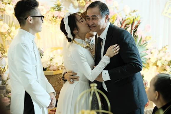 Con gái đại gia Minh Nhựa e lệ hôn chồng trong ngày cưới