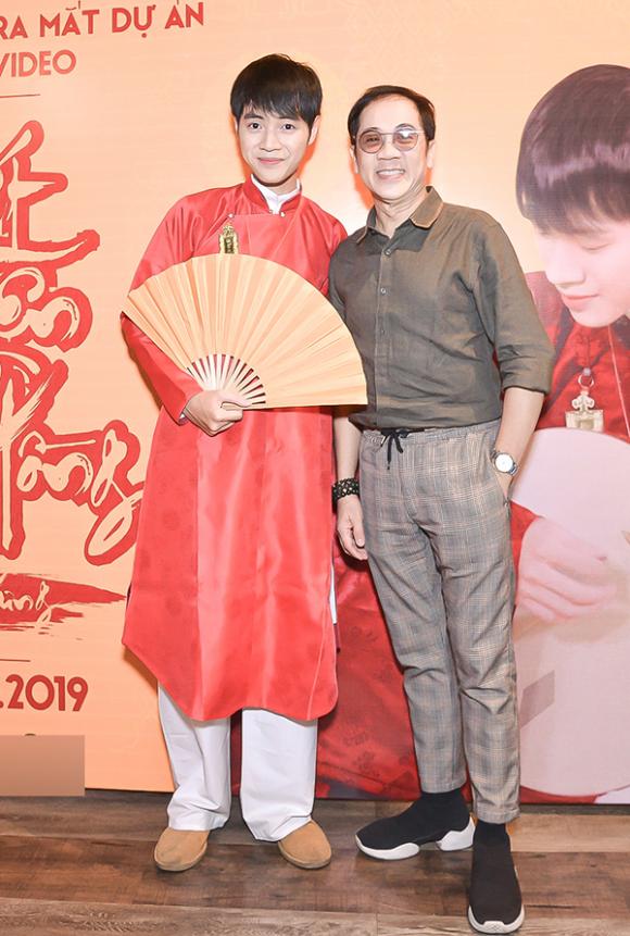 NSƯT Thành Lộc giản dị, bé Xuân Nghi nổi bật với tóc vàng hoe chúc mừng truyền nhân 7 đời của nhà thơ Cao Bá Quát