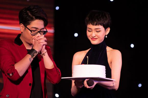 Bùi Anh Tuấn được Hiền Hồ mang bánh sinh nhật lên tận sân khấu mừng tuổi mới