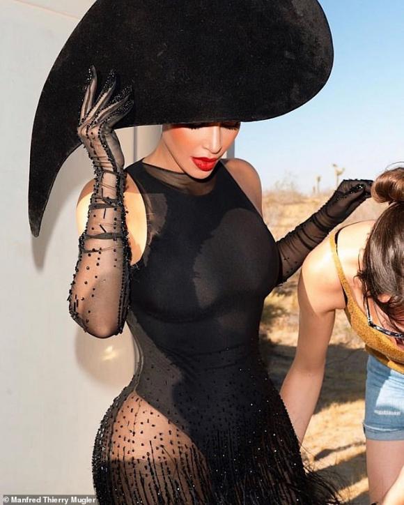 Chán khoe ngực khủng đơn thuần, Kim Kardashian thực hiện bộ ảnh quý phái khác lạ xem dân tình có trầm trồ