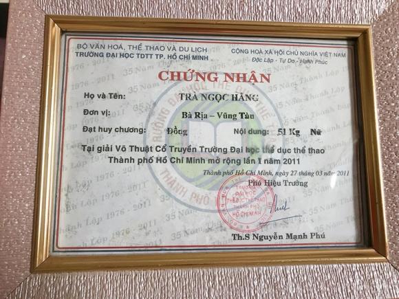 Trà Ngọc Hằng, thành tích Trà Ngọc Hằng, Trà Ngọc Hằng học giỏi, mẹ đơn thân Trà Ngọc Hằng