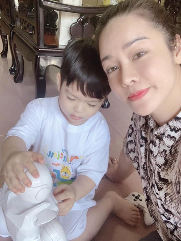 Nhật Kim Anh, Nhật Kim Anh ly hôn, Nhật Kim Anh và con trai, chồng cũ Nhật Kim Anh, Nhật Kim Anh đưa con đi chơi trung thu