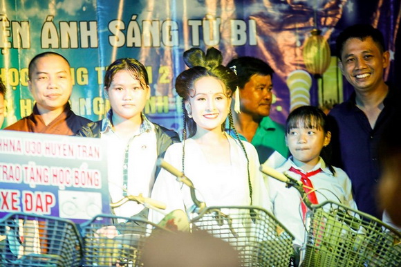 huyen-tran-139-4-ngoisao.vn-w580-h386 3 Hoa hậu Huyền Trân, Tết Trung thu, Trăng sáng ước mơ