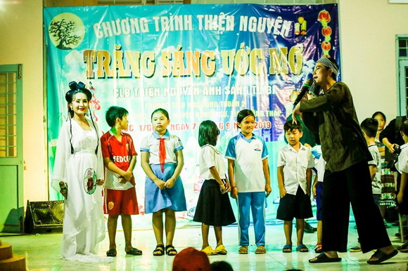 huyen-tran-139-6-ngoisao.vn-w580-h386 1 Hoa hậu Huyền Trân, Tết Trung thu, Trăng sáng ước mơ