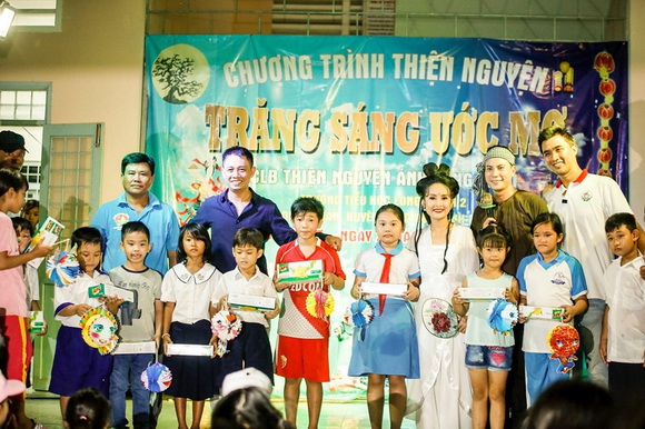 huyen-tran-139-7-ngoisao.vn-w580-h386 0 Hoa hậu Huyền Trân, Tết Trung thu, Trăng sáng ước mơ