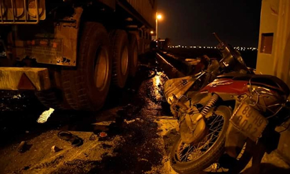 container tông văng hàng loạt xe máy trên cầu Thanh Trì, container đâm người văng xuống sông hồng, tai nạn giao thông