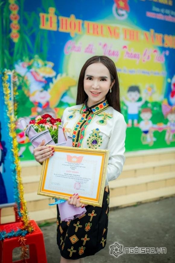 img20190917134206-ngoisao.vn-w1706-h2560 0 Hot girl trần đoàn,hot girl chuyển giới,trần đoàn làm từ thiện