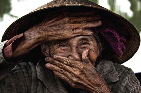 cụ bà Việt đẹp nhất thế giới, Bùi Thị Xong, Phụ nữ việt nam, bức ảnh Nụ cười ẩn giấu