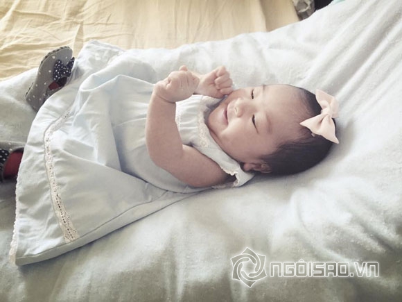 Phan Thị Lý gây sốt khi lần đầu khoe con gái mới sinh 8