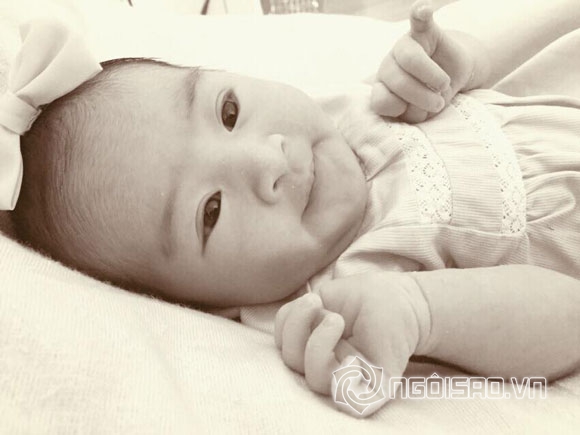 Phan Thị Lý gây sốt khi lần đầu khoe con gái mới sinh 2
